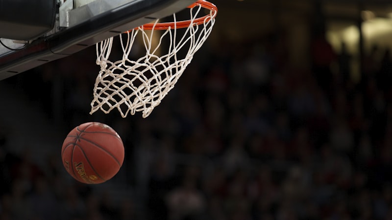NBA比赛扣篮精彩瞬间 - 球员空中动作与篮筐特写